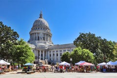 Wisconsin stanu Capitol budynek z rolnika ` rynkiem wokoło go zdjęcia stock Wisconsin stanu Capitol budynek z rolnika ` rynkiem wokoło go zdjęcia stock