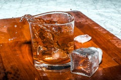 Wiskey ή τσάι στοκ εικόνες με δικαίωμα ελεύθερης χρήσης Wiskey ή τσάι στοκ εικόνες με δικαίωμα ελεύθερης χρήσης