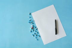 Wit bladdocument met zwarte pen en gekleurde verschillende pillen stock afbeeldingen Wit bladdocument met zwarte pen en gekleurde verschillende pillen stock afbeeldingen