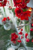 Wit en rood decor door de open haard stock foto Wit en rood decor door de open haard stock foto