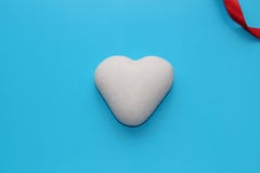 Wit hart op een gekleurde achtergrond ter ere van de Dag van Valentine stock foto's Wit hart op een gekleurde achtergrond ter ere van de Dag van Valentine stock foto's