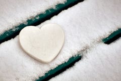 Wit hart op snow-covered bank Rood nam toe stock fotografie Wit hart op snow-covered bank Rood nam toe stock fotografie