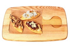 Wit toostbrood op houten plaat met kaas feta, olijven en paddestoelen Hoogste mening Geïsoleerd op wit royalty-vrije stock afbeelding Wit toostbrood op houten plaat met kaas feta, olijven en paddestoelen Hoogste mening Geïsoleerd op wit royalty-vrije stock afbeelding