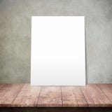 Witte affiche op een houten lijst met concrete muurachtergrond stock afbeelding Witte affiche op een houten lijst met concrete muurachtergrond stock afbeelding