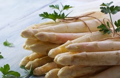 Witte aspergebundels royalty-vrije stock foto Witte aspergebundels royalty-vrije stock foto