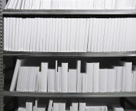 Witte boeken in een plank stock fotografie Witte boeken in een plank stock fotografie