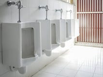 witte ceramische urinoirs voor mensen openbaar toilet stock afbeeldingen witte ceramische urinoirs voor mensen openbaar toilet stock afbeeldingen