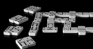 Witte domino op zwarte achtergrond spelen op de lijst stock foto's Witte domino op zwarte achtergrond spelen op de lijst stock foto's