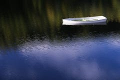 Witte engelachtige enige eenzame boot die vreedzame zaligheidmindfulness in kalm water met de blauwe zon drijven die van de hemel royalty-vrije stock afbeeldingen Witte engelachtige enige eenzame boot die vreedzame zaligheidmindfulness in kalm water met de blauwe zon drijven die van de hemel royalty-vrije stock afbeeldingen