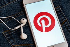 Witte iPhone met embleem van sociale media Pinterest op het scherm Sociaal media pictogram stock afbeelding Witte iPhone met embleem van sociale media Pinterest op het scherm Sociaal media pictogram stock afbeelding