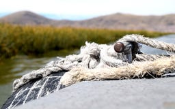 Witte kabels die op een boot worden gebonden royalty-vrije stock afbeeldingen Witte kabels die op een boot worden gebonden royalty-vrije stock afbeeldingen