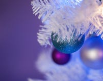 Witte Kerstboom met blauwe lichten, witte lichten, turkoois ornament vooraan royalty-vrije stock afbeelding Witte Kerstboom met blauwe lichten, witte lichten, turkoois ornament vooraan royalty-vrije stock afbeelding