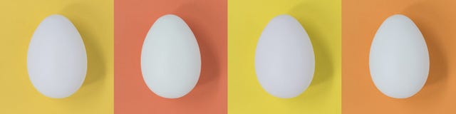 Witte paaseieren op een banner met pastelkleur veelkleurige vierkanten royalty-vrije stock afbeelding Witte paaseieren op een banner met pastelkleur veelkleurige vierkanten royalty-vrije stock afbeelding
