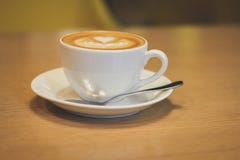 Witte porseleinkop van koffie met een schotel en een lepel royalty-vrije stock foto Witte porseleinkop van koffie met een schotel en een lepel royalty-vrije stock foto