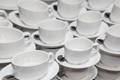 Witte porseleinkoppen voor koffie of thee koffiepauze bij een bedrijfsseminarie royalty-vrije stock foto's Witte porseleinkoppen voor koffie of thee koffiepauze bij een bedrijfsseminarie royalty-vrije stock foto's