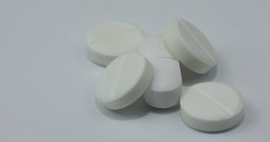 Witte ronde pillen en drugs Pillen en Tabletten Lage diepte van gebied stock foto Witte ronde pillen en drugs Pillen en Tabletten Lage diepte van gebied stock foto