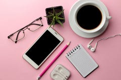 Witte smartphone en een kop koffie en bureaulevering op een heldere roze achtergrond Mening van hierboven royalty-vrije stock fotografie Witte smartphone en een kop koffie en bureaulevering op een heldere roze achtergrond Mening van hierboven royalty-vrije stock fotografie