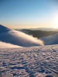Witte sneeuw behandelde bergpieken op hoogte Miststromen over de berg Verlaten blauw extreem de winterlandschap royalty-vrije stock afbeelding Witte sneeuw behandelde bergpieken op hoogte Miststromen over de berg Verlaten blauw extreem de winterlandschap royalty-vrije stock afbeelding