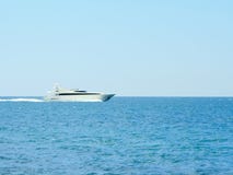 Witte snelheid yatch in open waterenhoogtepunt vooruit Stock Foto Witte snelheid yatch in open waterenhoogtepunt vooruit Stock Foto