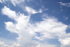 Witte uiterst kleine wolk op blauwe hemel als achtergrond Royalty-vrije Stock Fotografie Witte uiterst kleine wolk op blauwe hemel als achtergrond Royalty-vrije Stock Fotografie