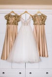 Witte van kledingsbruid en bruidsmeisjes kleding samen stock afbeeldingen Witte van kledingsbruid en bruidsmeisjes kleding samen stock afbeeldingen