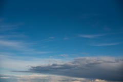 Witte wolken tegen een blauwe hemel stock afbeelding Witte wolken tegen een blauwe hemel stock afbeelding
