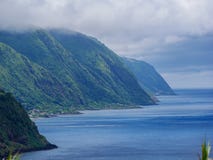 Wizerunek chmurna, mgłowa linia brzegowa z zielonymi górami pełno i, Azores, Portugalia, obrazy stock Wizerunek chmurna, mgłowa linia brzegowa z zielonymi górami pełno i, Azores, Portugalia, obrazy stock