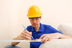 Wizerunek joiner w hełmie, gogle, z władcą, pióro w jego ręce zdjęcia stock Wizerunek joiner w hełmie, gogle, z władcą, pióro w jego ręce zdjęcia stock