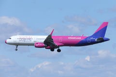 Wizz Air Airbus A321-200 HA-LXA jet flying up in the sky Royalty Free Stock Photos Wizz Air Airbus A321-200 HA-LXA jet flying up in the sky Royalty Free Stock Photos