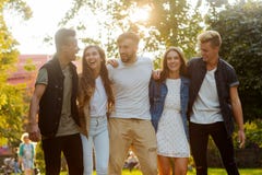 Wiązka przyjaciele w mieście fotografia stock Wiązka przyjaciele w mieście fotografia stock