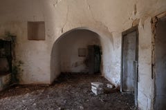 Wnętrze stary zaniechany Trulli dom z wieloskładnikowymi conical dachami w terenie Cisternino, Alberobello w Puglia Włochy/ zdjęcie stock Wnętrze stary zaniechany Trulli dom z wieloskładnikowymi conical dachami w terenie Cisternino, Alberobello w Puglia Włochy/ zdjęcie stock