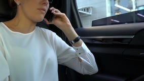 Woedende blonde bedrijfsvrouw die cellphone werpen uit autoraam na vraag stock footage Woedende blonde bedrijfsvrouw die cellphone werpen uit autoraam na vraag stock footage