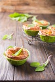 Wohlschmeckende Cheddar-Käse- und Porreeminitorten lizenzfreie stockfotos Wohlschmeckende Cheddar-Käse- und Porreeminitorten lizenzfreie stockfotos