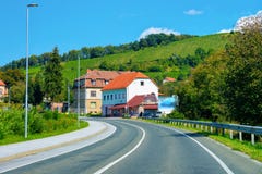 Wohnhäuser entlang Straße in der Straße von Maribor in Slowenien stockfoto Wohnhäuser entlang Straße in der Straße von Maribor in Slowenien stockfoto
