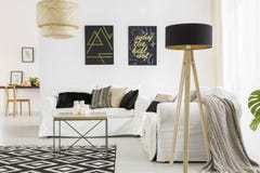 Wohnzimmer mit schwarzer Lampe stockbild Wohnzimmer mit schwarzer Lampe stockbild