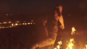 Wojskowego szkolenia kopnięcia przy nocy ogniskami 4K zbiory wideo Wojskowego szkolenia kopnięcia przy nocy ogniskami 4K zbiory wideo