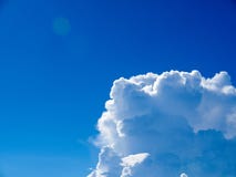 Wolk op blauwe hemel met weinig gloed royalty-vrije stock foto's Wolk op blauwe hemel met weinig gloed royalty-vrije stock foto's