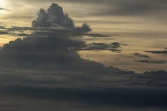 Wolken in de hemel van het vliegtuigvenster royalty-vrije stock fotografie Wolken in de hemel van het vliegtuigvenster royalty-vrije stock fotografie
