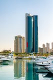 Wolkenkrabbers bij de jachthaven van Salmiya in Koeweit stock foto Wolkenkrabbers bij de jachthaven van Salmiya in Koeweit stock foto