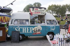 Wolkswagena foodtruck sprzedawania lody Zdjęcia Stock Wolkswagena foodtruck sprzedawania lody Zdjęcia Stock