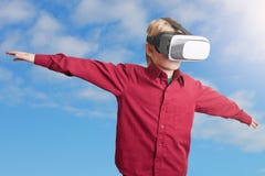 Wolności, technologii i entertaiment pojęcie, Mały męski dziecko w czerwonej koszula jest ubranym VR szkła, studiuje możliwości g zdjęcia stock Wolności, technologii i entertaiment pojęcie, Mały męski dziecko w czerwonej koszula jest ubranym VR szkła, studiuje możliwości g zdjęcia stock
