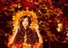 Woman Autumn Outdoors Makeup Portrait, Fashion in Fall Leaves royalty free stock photos Woman Autumn Outdoors Makeup Portrait, Fashion in Fall Leaves royalty free stock photos
