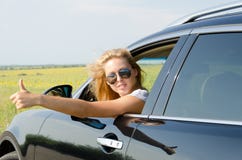 Woman in car giving a thumbs up royalty free stock images Woman in car giving a thumbs up royalty free stock images