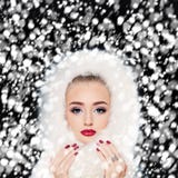 Woman modelo bonito com neve do inverno Composição e manicure imagem de stock royalty free Woman modelo bonito com neve do inverno Composição e manicure imagem de stock royalty free