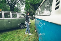 Woman opening door of the van Stock Photography Woman opening door of the van Stock Photography