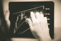 Woman pointing on a stock chart on a tablet screen royalty free stock photography Woman pointing on a stock chart on a tablet screen royalty free stock photography