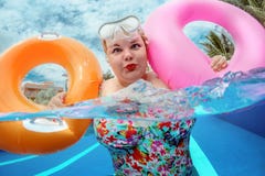 Woman relaxing in the pool Royalty Free Stock Images Woman relaxing in the pool Royalty Free Stock Images