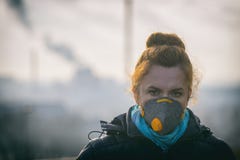 Woman wearing a real anti-pollution, anti-smog and viruses face mask stock photography Woman wearing a real anti-pollution, anti-smog and viruses face mask stock photography