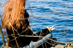 Woman at yoga pose at the lake Royalty Free Stock Photography Woman at yoga pose at the lake Royalty Free Stock Photography