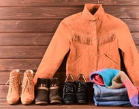 Women& x27 ; habillement et accessoires de s Veste de suède de Brown, jeans, thr image stock Women& x27 ; habillement et accessoires de s Veste de suède de Brown, jeans, thr image stock